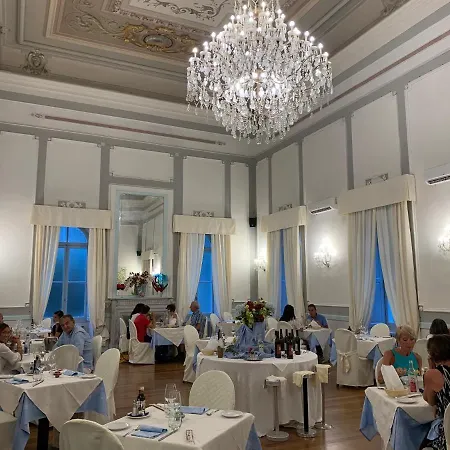 Grand & Des Отель